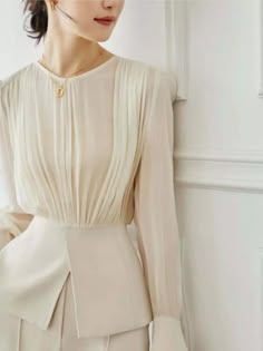 White Long Sleeve Blouse, Stil Elegant, Elegant Blouses, Modest Fashion Outfits, Suit Fashion, Looks Style, Mode Inspiration, Elegant Outfit, Look Fashion