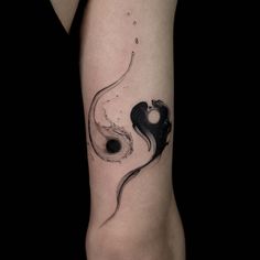 yin yang tattoo Yin Yang Tattoo Meaning, Jing Y Jang, Tato Maori, Gotik Tattoo, Yin Yang Tattoo, Balance Tattoo, Ying Yang Tattoo, Yang Tattoo, Abstract Tattoo Designs