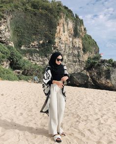 Ootd ke pantai Hijab Outfit Beach Style Dress, Hijab Outfit For Beach, Beach Outfits Hijab Style, Beach Ootd Hijab Casual, Beach Outfit For Hijab, Hijab Outfit Travel, Outfit For Beach Hijab, Hijab Summer Outfits Beach, Beach Outfit Hijab Summer