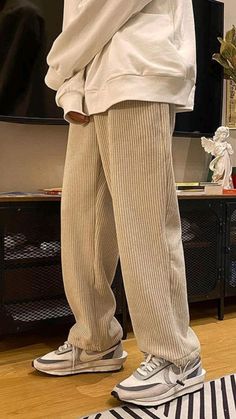 Velvet Pants Men, Corduroy Pants Outfit, Sweatshirt Street Style, Classy Streetwear, Pants Outfit Men, Streetwear Pants, Fall Pants, Cords Pants, Suits Clothing