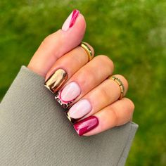 Diving deep into burgundy nail designs, here we have our favorite burgundy manicures to upgrade your fall manicures with modiste look with its deep alluring shade burgundy nail designs, best fall nail ideas, trendy autumn manicures, best fall nail designs, red burgundy nails ideas. Fall Nail Designs Red, Burgundy Nails Ideas, Red Burgundy Nails, Nail Designs Red