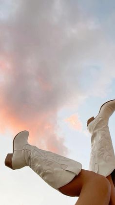 🐮  • cowgirl boots outfit , cowboy boots outfit , cotton candy skies , pretty , aesthetic , pic inspo , fashion , boots Foto Cowgirl, White Cowgirl Boots, Miley Stewart, Behind Blue Eyes, White Cowboy Boots, Cowgirl Aesthetic, Estilo Country, Western Aesthetic, Country Concerts