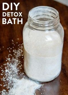 Detox Bath Recipe, Diy Detox, Bath Detox, Healthy Remedies, Full Body Detox, Detox Bath, Natural Detox Drinks, Detox Tips, Easy Detox