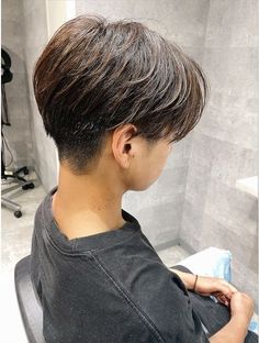 【ホットペッパービューティー】アンダーバーホワイト(_WHITE)のヘアスタイル：前下がりセンターパートをご紹介。 Teenager Hairstyles Boys, Boys Hair Cuts Longer On Top, Long Boy Hair, Long Boys Haircut, Boys Haircut Long, Boy Hair Styles, Modern Bowl Cut, Boys Hair Style, Boy Hair Style