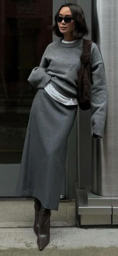 Street Style 2024 Winter Grey Monochrome Outfit, Street Style Autumn 2024, Autumn Winter Street Style 2024, Maxi Skirts Winter, Street Style Fall 2024, Fall Winter 2024/2025 Fashion Trends, Gray Skirt Outfit, Rock Outfit, Autumn Winter 2024