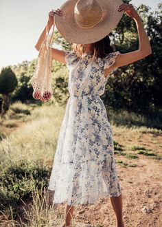 Cali Outfits, Classy Dresses Short, Summer Modest Dresses, Blue Dress Floral, Whimsical Dresses, Whimsical Clothing, Summer Dress Long, Summer Shoot, Makeup Bridesmaid