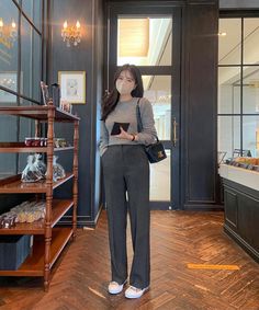 Bussines Casual Women Outfits Skirt, Work Outfits Women Korean, Simple Work Outfits Casual, Clean Outfit Ideas, Korean Elegant Outfit, Korean Work Outfit, Ootd Korean Style Simple, Host Dresses, Ootd Korean Style Casual