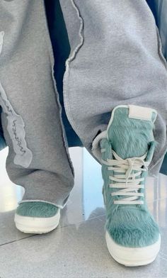 Yeezy Boots, Pretty Sneakers, Pretty Shoes Sneakers, Jordan 4 Retro, Hype Shoes, Girly Shoes, Shoe Inspo, Aesthetic Shoes, Streetwear Fashion Women