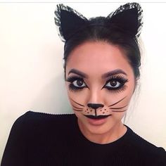 De gato: | 22 Disfraces fáciles para los que siempre se visten de negro Black Cat Makeup, Cat Face Makeup, Draw Cat, Bricolage Halloween, Halloween Makeup Easy