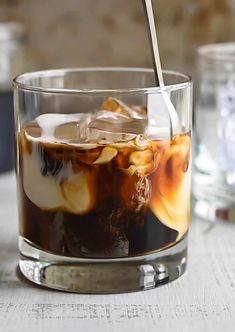 how to make virgin white russian ice tea in a glass with the words, how to make virgin white russian iced tea