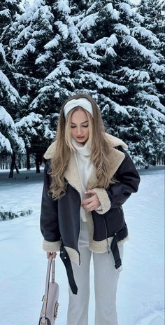 Germany Outfits Winter, Winter Headbands Outfit, Winter Outfits Cold Snow Fashion, Snow Outfits Aesthetic, Winter Headband Outfit, Aesthetic Snow Outfits, Elegant Style Winter, Snow Ootd, December Outfits