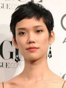 These classic short hairstyles for Korean women are charming, trendy, and easy to maintain. Take a look and be inspired! Women Pixie Haircut, Tao Okamoto, Short Cropped Hair, Trendy We Fryzurach, Short Black Hair, Medium Hair Styles For Women, Popular Short Hairstyles, Crop Hair