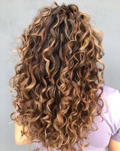 Curly Honey Brown Hair Highlights, Light Brown Permed Hair, Curly Golden Highlights, Honey Caramel Curly Hair, Dimensional Highlights Curly Hair, Curly Honey Highlights, Honey Highlights On Brown Hair Curly, Curly Highlights Brown Hair, Honey Caramel Balayage Curly Hair