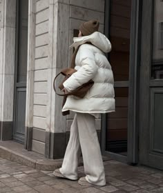 Cold Weather Outfits Winter Snow, White Puffer Jacket Outfit, Winter Vacation Outfits, January Outfits, White Puffer Jacket, Puffer Jacket Outfit, Cozy Oversized Sweaters, Cold Fashion, Oversized Sweater Women