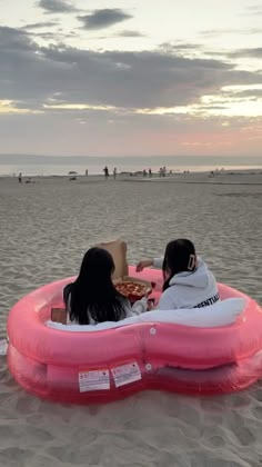 Beach Ideas To Do With Friends, Beach Trip Ideas Friends, Friends Summer Pictures, Beach Trip With Best Friend, Girls Beach Trip Ideas, Beach Picnic Ideas Friends, Best Friend Summer Ideas, Bsf Date Ideas, Summer Things To Do With Friends Ideas