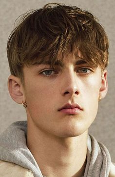 Hairstyles 21 ideas for men with a round face - mens-talk.online Mens Fringe Haircut, Haircut For Big Forehead, Long Fringe Hairstyles, Textured Haircut, Big Forehead, Top Hairstyles