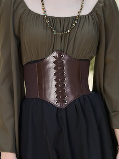 Pirate Outfit Accessories, Brown Corset Belt Outfit, Corset Belt Styling, Brown Corset Belt, Fantasy Corset Outfit, Mid Evil Outfits, Corset Belt Outfit Casual, Casual Medieval Outfits, Casual Pirate Outfit