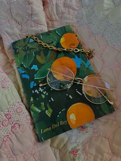 poetry book reading orange violets glasses Lana Del Rey Merch, Aesthetic Lana Del Rey, Lana Del Rey Aesthetic, Americana Aesthetic, Rey Aesthetic, Vinyl Aesthetic, Picnic Aesthetic