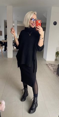 Na Kd Fashion, Dark Minimalist Aesthetic Outfit, Black Midi Pencil Skirt Outfit, Stil Rock, Martens Outfit, Chique Outfit, Mode Tips, Mode Boho, Mode Casual