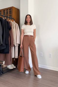 Business Casual Trouser Outfits, Sloane Tailored Pant Outfit, Sloane Pants Outfit, Brown Tailored Pants Outfit, Smart Casual Work Outfit Summer, Tailored Trousers Outfit, Teacher Appropriate Outfits, Tailored Pants Outfit, Sloane Tailored Pant