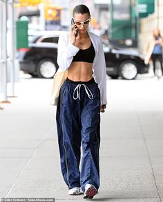 Model Off Duty Style, Slant Pocket Pants, How To Have Style, Adidas Hose, Models Off Duty Style