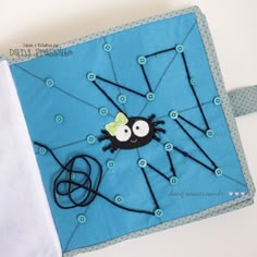 an image of a spider made out of fabric on a tweep board with the caption'o quiet book maiko lin ages lindao do mundo de mando mundo '