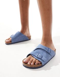 Sko fra Birkenstock Sandalsæson, vores favorit Brede stropper Slip on-model Åben tå med fordybninger som støtter fodens rullende bevægelse Den formende korksål tilpasser sig løbende formen på din fod og sikrer en tilpasset pasform Markant støtte til fodbuen giver ekstra stabilitet Elastisk EVA-sål giver let polstring og stødabsorbering Denne stil har en smal pasform Birkenstock Zurich, Birkenstock Sandal, City Break Outfit, Leopard Print Baby, Shorts Co Ord, Birkenstock Sandals, Brunch Outfit, Eva Sole, White Trainers