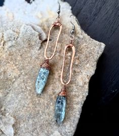 Natural Blue Kyanite earrings easily transforms your look from day to night. These lightweight statement earrings will look great with a pair of your favorite jeans or chic sundress for your next vacay! Copper pairs well with all flesh-tones making these an easy win. Blue Kyanite is a Throat Chakra stone and therefore said to aid in self-expression and communication and with copper as a natural energy conduit, it's time to speak it into your world!  ✨ Steel Ear wires (hypo-allergenic and nickel-free) ✨ Handmade, Forged, and Hammered Copper ✨ Ethically Sourced Blue Kyanite With their rustic beauty and high-quality materials, these Blue Kyanite Earrings are sure to be a boho treasure to any collection. 💫 All pieces are individually handmade by ME and I use natural stones so that no two piec Paper Clip Earrings, Metal Jewelry Handmade, Flesh Tones, Copper Earrings Handmade, Earrings Paper, Kyanite Earrings, Wire Wrapped Jewelry Diy, Stone Dangle Earrings, Wire Jewelry Designs