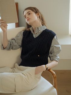 This is a 100% cotton, regular fit checkered shirt that gives off a luxurious feel. After air washing, the fabric is soft, airy, and brown colored buttons are used to create a classic vibe. The buttons were also used on the chest pocket, and the back neckline was labeled to finish.- Standard fit- Neatly dropped shoulder line- It has a sleeve slit and adds two buttons- Close seams and stitching to prevent distortion of the fabric- The back has a one-tuck design that creates a voluminous silhouette Sweater And Collared Shirt Outfit, Check Shirt Outfit Women, Checkered Shirt Outfit, Shirt And Pants Outfit, Checked Shirt Outfit, Checkered Outfit, Back To School Fashion, Classic Vibe