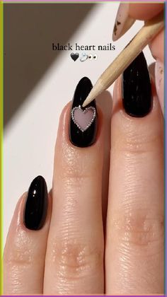 Browse gorgeous fall nails, fall nail design and fall nail art for the best autumn nails this season! Orange, browns, purple, reds, gold nails and more! Black Heart Nails, Pointy Nail Designs, Plaid Nail Designs, Shiny Nails Designs, Quick Nail Art, Minimal Nails Art, Beauty Hacks Nails, Hello Nails