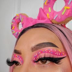 Donut Eye Makeup, Birthday Cake Makeup Look, Challenging Makeup Looks, Halloween Candy Makeup, Food Makeup Looks, Candy Makeup Halloween, Candy Halloween Makeup, Candy Land Makeup Ideas, Donut Makeup Look