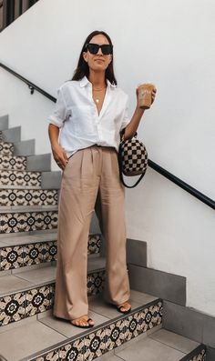 Daily Look | Natalie Borton Beige Hose, Minimalist Moda, Outfit Office, Chique Outfit, Style Casual Chic, Chique Outfits, Office Outfits Women, Summer Work Outfits, Casual Work Outfits