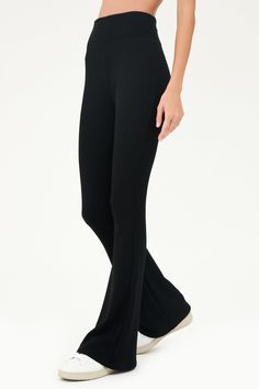 A cozy fleece version of our wildly popular Raquel Flare legging. This Flared pant in ultra luxe fleece is the very definition of comfy casual chic. BEST FOR: Warm-ups, cool downs and cool weather workouts Model is 5’10 and wears a size small. Dresses Fancy, Flare Legging, Rush Dresses, Athleisure Women, Maxi Dresses Casual, Midi Maxi Dress, Comfy Casual, Dress Romper, Fancy Dresses