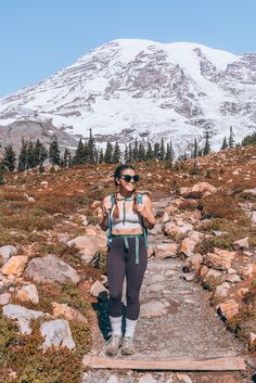 Mount Rainier shown with a great sportsbra Rainy Hiking Outfit, Winter Hiking Outfit Women, Womens Hiking Outfits Summer, Camping Fits, Spring Hiking Outfits, Pnw Hiking, Outfits Guide, Trekking Outfit