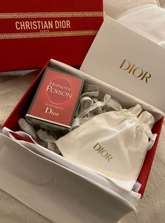 Poison Perfume Aesthetic, Tuberose Perfume, Christian Dior Hypnotic Poison, Hypnotic Poison Dior, Poison Perfume, Dior Perfume, Fashion Mood Board, Luxury Packaging