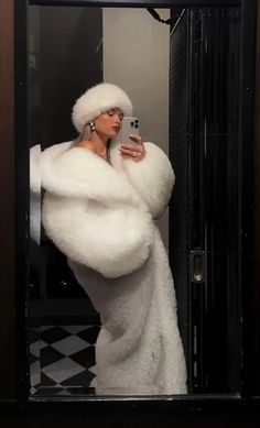 mob wife looks >>> Street Style Women Fall, Oversized Fur Coat, Mob Wife, Fur Coats Women, Outfits With Hats, Fur Fashion