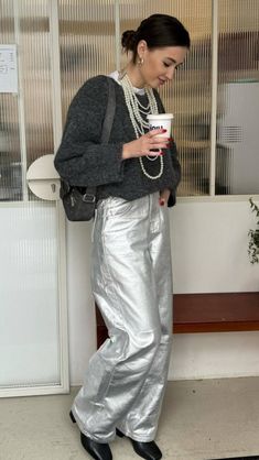 Pearl Jeans Outfit, Gold Pants Outfit, Silver Pants Outfit, Silver Pants, Going Gray, New Years Eve Outfits, Street Outfit, Business Outfits