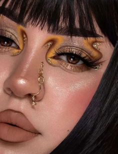 Creative Gold Makeup, Brown Black Makeup Look, Pricked Jeffree Star Looks, Creative Makeup Ideas Art Inspiration, High Fashion Makeup Looks, Extravagant Makeup Looks, Metallic Makeup Looks, Extra Makeup Looks, Futuristic Makeup Looks