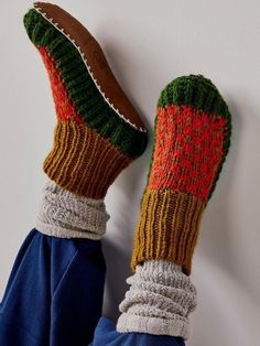 Crochet Things, Wool Slippers, Knit Alpaca, Winter Socks, Knitted Slippers, Crochet Shoes, Crochet Slippers, Knitting Charts, Slipper Socks