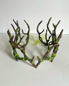 Tutorial for how to make your down forest fairy crown. Woodland Goddess Costume, Fairy Forest Costume, Forest Costume Diy, Forest Elf Halloween Costume, Forest Inspired Fashion, Woodland Fairy Headpiece, Forest Sprite Costume, Oberon Fairy King Costume, Woodland Crown Diy