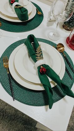 green color christmas or holiday table setup. green and gold for christmas Green And Gold Dinner Table Setting, Red Green And Gold Christmas Table Decor, Green Gold Christmas Table, Christmas Table Settings Green And Gold, Green And Gold Christmas Table, Emerald And Gold Place Setting, Christmas Table Setup, Christmas Green And Gold