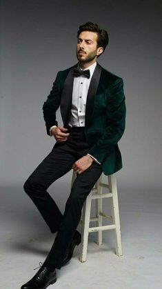 Groom Tuxedo Wedding Velvet, Luxury Green Bandhgala For Groom, Luxury Green Tuxedo For Wedding, Mens Suits Green, Green Velvet Suit, Party Wear Blazers, Green Suit Men, Designer Tuxedo, Green Velvet Blazer