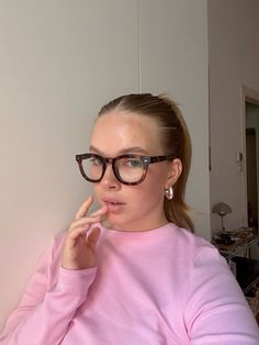 Model Glasses, Italian Glasses Woman, Face Shape Glasses, Glasses Round Face, Thick Glasses, Thick Glasses Frames, Glasses Inspo, Glasses For Round Faces