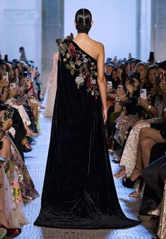 Velvet Couture Dress, Elie Saab Ready To Wear, Mog Dresses, Embroidered Wedding Dress, Haute Couture Gowns, High Fashion Dresses, Boutique Couture, Red Carpet Gowns, Fashion Design Dress