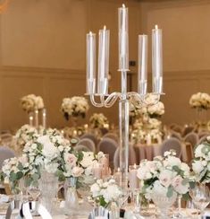 the centerpieces are arranged in clear vases