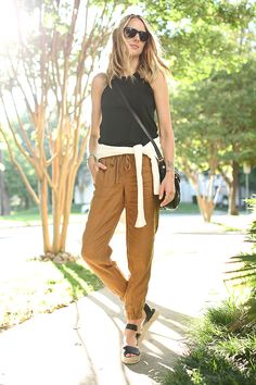 Brown Joggers Outfit, Joggers Outfit Women, Chic Jean Outfits, Nashville Fashion, Casual Oufits, Jogger Pants Outfit, Linen Joggers, Amy Jackson, Joggers Outfit