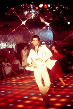 saturday night fever | Film Mode in "Saturday Night Fever" - Bilder - Jolie.de John Travolta 70s, 70s Disco Aesthetic, Natalia Kills, Studio 54 Party, 70s Mode, 70’s Disco, 70s Disco Party