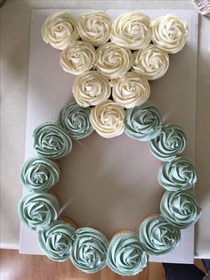 cupcakes are arranged in the shape of a wreath