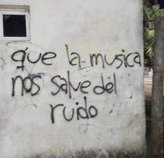 graffiti on the side of a building that says, give la music no sale del rudo