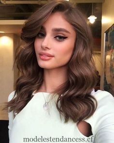 فيكتوريا سيكريت, Chocolate Brown Hair Color, Find Hairstyles, Taylor Hill, Medium Hair Cuts, Elegant Hairstyles, Brown Hair Colors, Hair Waves, Wavy Hair